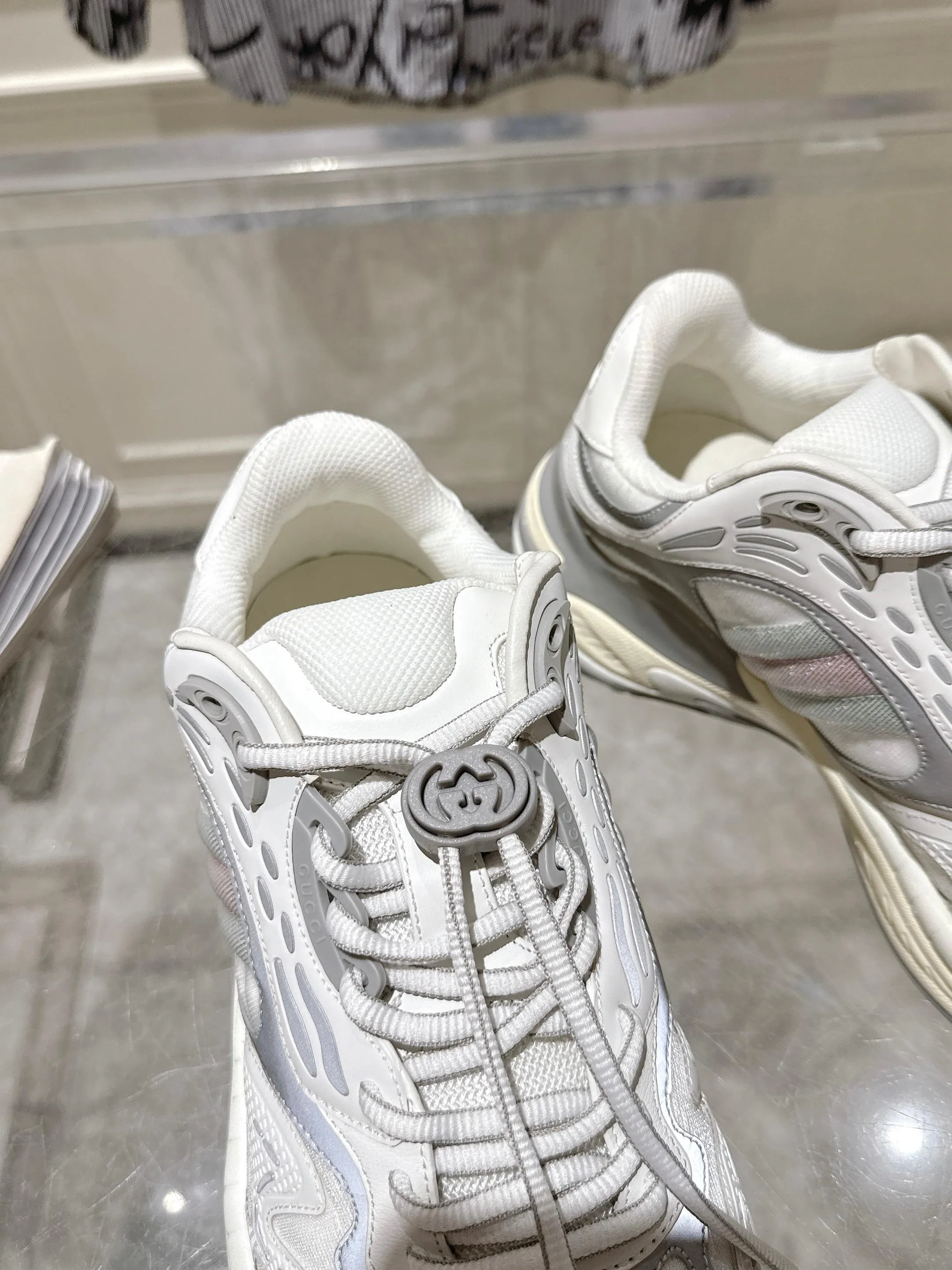 👟👟Ex-factory price 980👟👟Upgraded version with airplane case Gucci Gucci 25ss hot new style couple style retro sports shoes dad shoes This Gucci 2.0 reinterprets the brand's iconic striped webbing elements. This new interpretation of iconic details uses EVA thick soles with a smart silhouette, bringing a stable and comfortable wearing experience. Delivered in exquisite packaging. Fabric: Made of original imported cowhide/technical fabric. Inner foot pad: Breathable mesh. Heel height: 4cm. Sole: Original customized ultra-light foam rubber outsole. Size: 35-45 (women's size 40, men's size 45, custom-made, non-returnable)